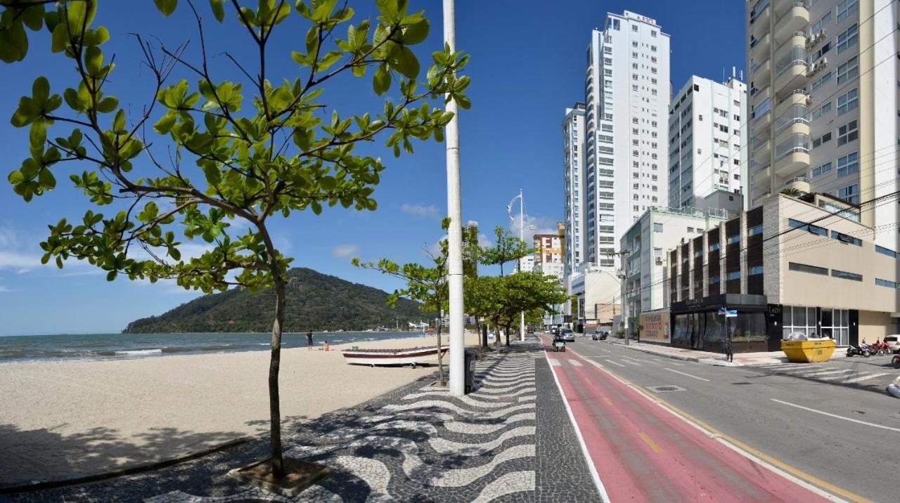 FRENTE MAR PÉ NA AREIA, na Av Atlântica Balneario Camboriu Exterior foto